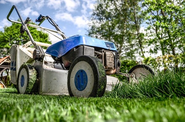 Pourquoi le robot tondeuse sort de la zone de tonte ou ne passe pas partout ?