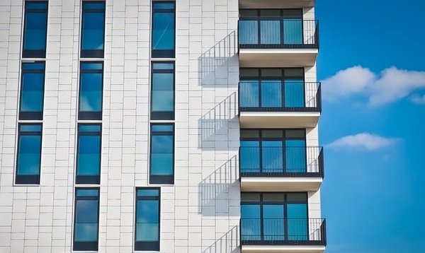 Comment maximiser la luminosité et la vue avec un garde-corps en verre pour votre terrasse ?