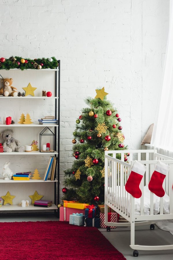 Quels sont les éléments essentiels pour décorer la chambre d'un bébé ?
