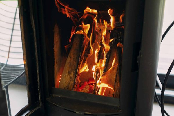 Améliorer l'efficacité énergétique de votre maison : Et si vous optiez pour le poêle à bois ?