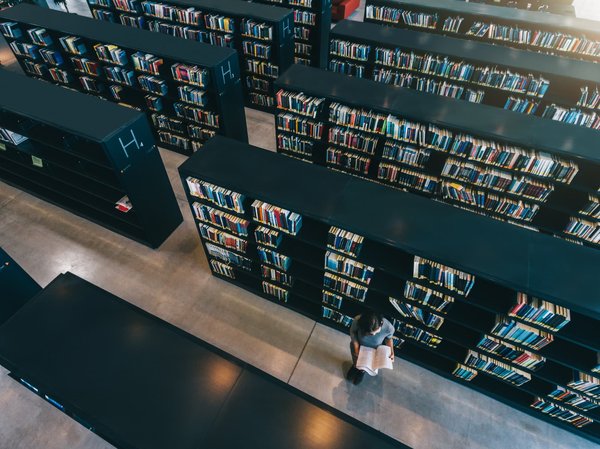 Le porte-livre en bois : un cadeau original à offrir