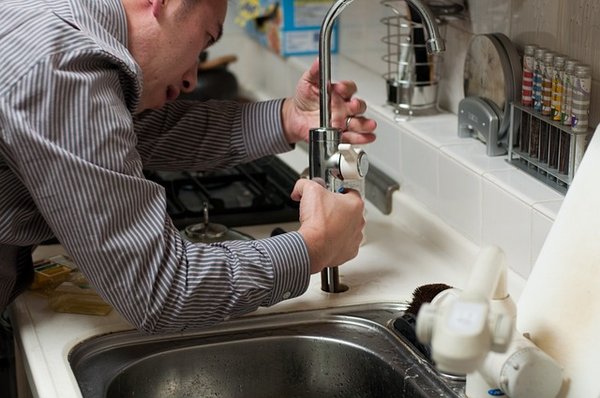 Comment trouver un plombier réputé à domicile ?