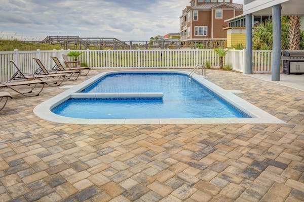 Tapis de pierre pour piscine : style et confort à portée de main